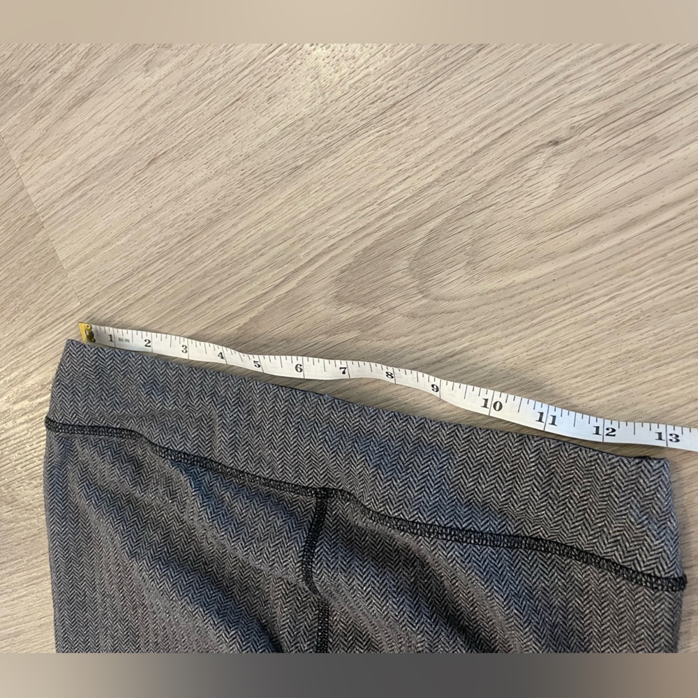 Lululemon IVIVVA Bundle Grey Leggings (14) with matching Lululemon Vinyasa & hat - Picture 5 of 11